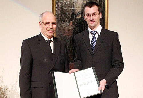 Dr. med. Gottfried von Knoblauch zu Hatzbach, Präsident der Landesärztekammer Hessen, und Dr. med. Andreas Hecker, Preisträger des Promotionspreises der Landesärztekammer Hessen 2011 Foto von Dr. med. Gottfried von Knoblauch zu Hatzbach und Dr. med. Andreas Hecker