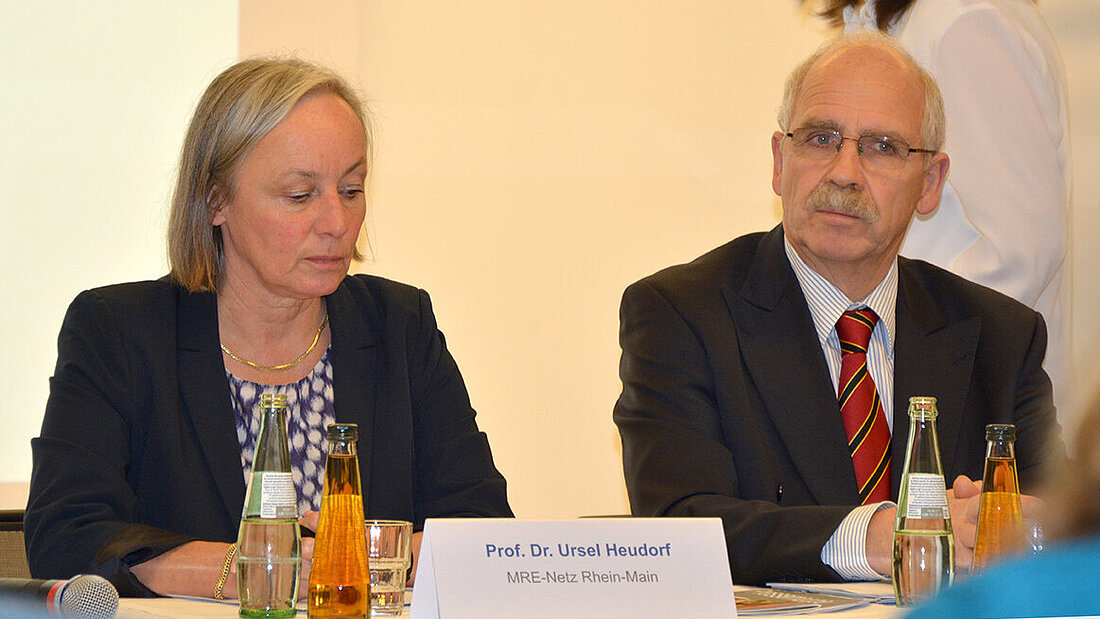 Foto von Prof. Dr. Ursel Heudorf, stv. Leiterin des Gesundheitsamts Frankfurt am Main, MRE-Netz-Rhein-Main, Dr. Gottfried von Knoblauch zu Hatzbach, Präsident der Landesärztekammer Hessen