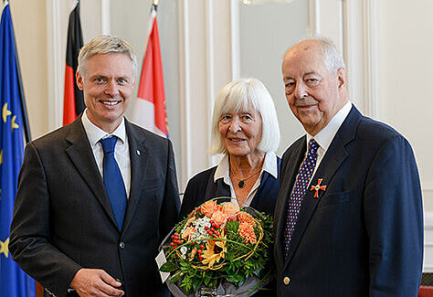 Verleihung Verdienstkreuz Woitowitz Foto von Hessens Kultusstaatssekretär Dr. Manuel Lösel, Prof. Dr. Hans-Joachim Woitowitz und dessen Frau