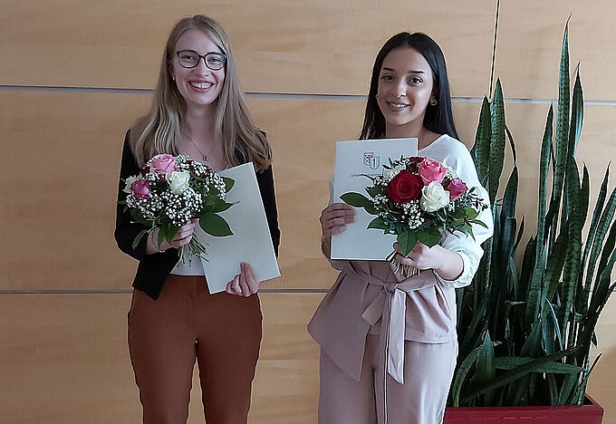 Melanie Keil (links) und Hanane Uygur (rechts) von der Willy-Brandt-Schule PM_2022_04_06_MFA_Feier_Foto_1.jpg