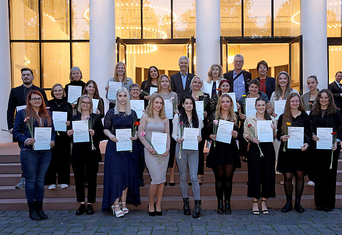 Die Einser-Absolventinnen und -absolventen der Ausbildung zum/zur Medizinischen Fachangestellten Aktuelles_2023_11_06_Gruppenfoto.JPG