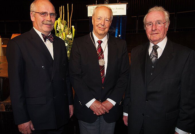 v.l.n.r.: Dr. med. Gottfried von Knoblauch zu Hatzbach, Präsident der Landesärztekammer Hessen, Prof. Dr. med. Hans-Joachim Woitowitz, Prof. Dr. med. Dr. h. c. Karsten Vilmar, Ehrenpräsident der Bundesärztekammer und des Deutschen Ärztetages v.l.n.r.: Dr. med. Gottfried von Knoblauch zu Hatzbach, Präsident der Landesärztekammer Hessen, Prof. Dr. med. Hans-Joachim Woitowitz, Prof. Dr. med. Dr. h. c. Karsten Vilmar, Ehrenpräsident der Bundesärztekammer und des Deutschen Ärztetages