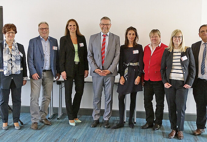 Gruppenfoto mit Vertreterinnen und Vertretern der Heilkörperschaften PM_2023_05_26_Heilen_helfen_Gruppenfoto.jpg