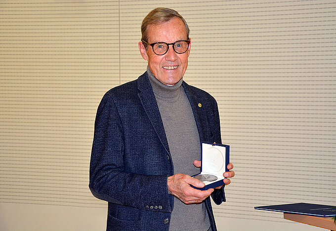 PD Dr. med. Martin Graubner 2021_11_11_Dr_Graubner_Ehrenplakette_Silber.jpg