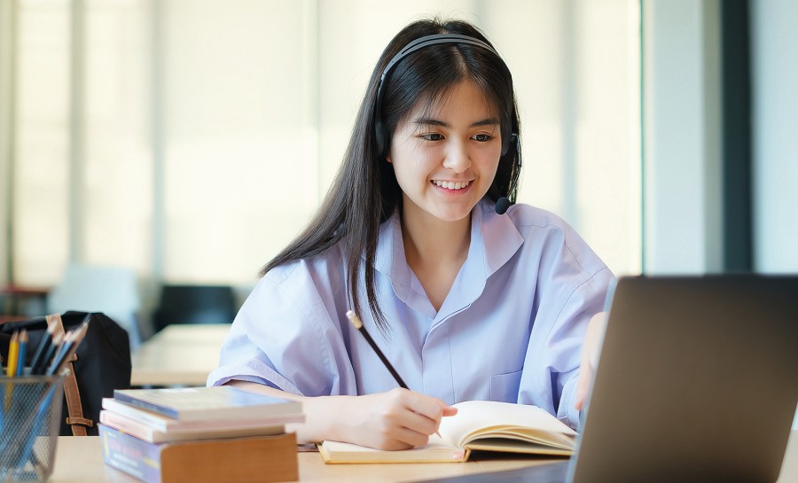 Lernen im digitalen Transferprozess mfa_uea_junge_frau_laptop_e_learning_f_itchaznong.jpg