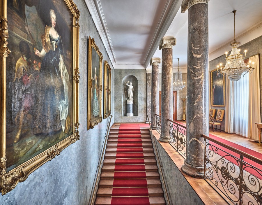 Der Treppenaufgang in die Kaiserlichen Appartements im Königsflügel des Bad Homburger Schlosses, der wieder besichtigt werden kann parlando_haupttreppe_f_michael_leukel.jpg