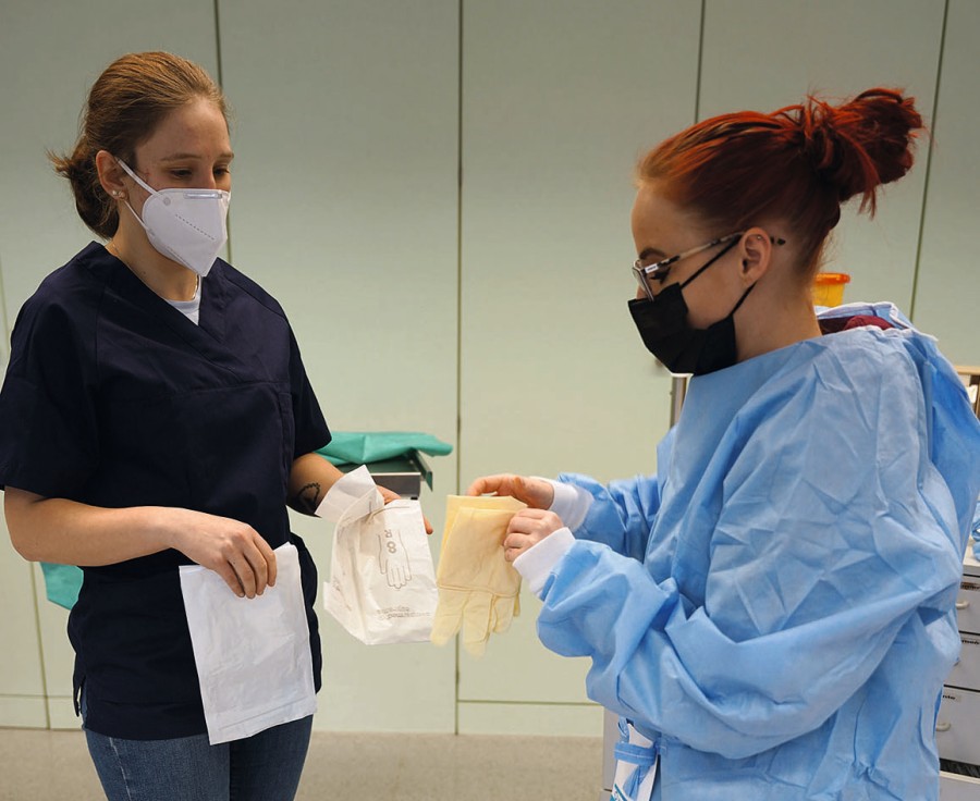 Praktische Übung: Schutzkleidung anziehen cos_uebung_schutzkleidung_anziehen_2.jpg