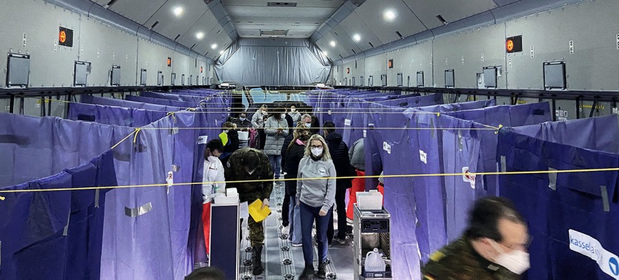 Die Johanniter und Bundeswehrsoldaten hatten im Airbus 23 provisorische Impfkabinen eingerichtet. impfairbus_f_bundeswehr.jpg