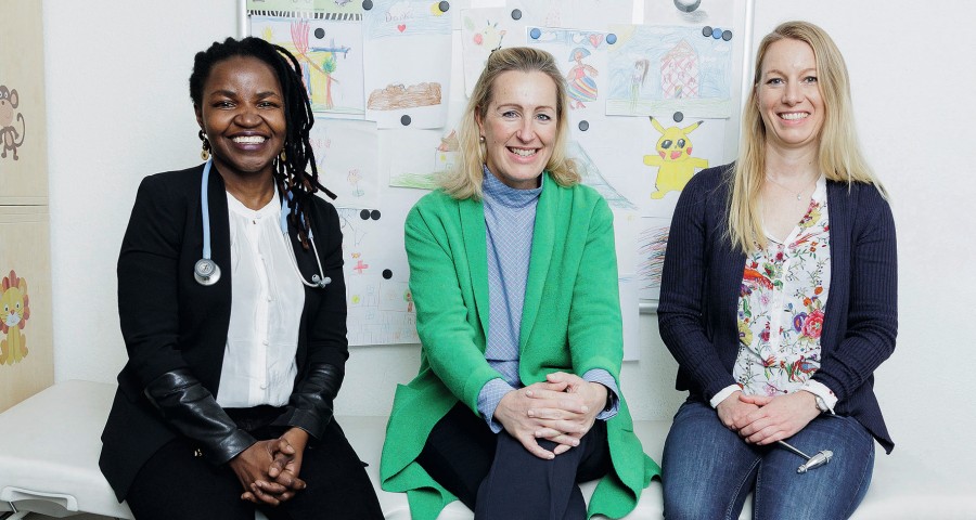 Die Autorinnen Inse Hauberg2 und Katrin Pientka1 zusammen mit Phylis Ledi Sawa (von rechts). Sawa hat ihr PJ-Wahltertial im Fach ÖGW (Öffentliches Gesundheitswesen) am Gesundheitsamt Frankfurt am Main von 06/2021 bis Ende 09/2021 absolviert und hat jetz pj_im_gesundheitsamt_neu_f_c_gff_stefanie_koesling.jpg