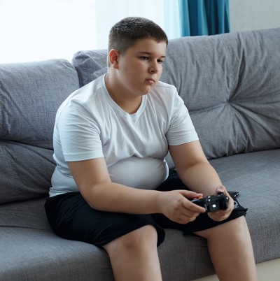 Während der Lockdowns nahm der Verzehr von
Süßigkeiten und die Zeit zur Nutzung digitaler
Medien zu, bis hin zur Internetspielsucht. adobestock_373269652_breite.jpg