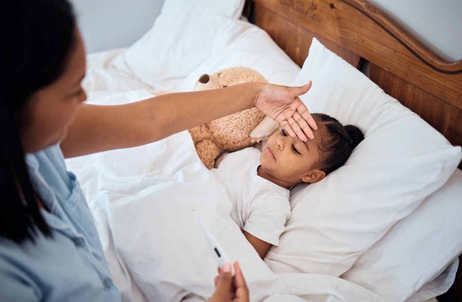 Die Symptome von Covid-19 sind auch bei Kindern grippeartig und im Wesentlichen unspezifisch mit Fieber, Husten, Müdigkeit und/oder Kopfschmerzen. adobestock_545375151.jpg