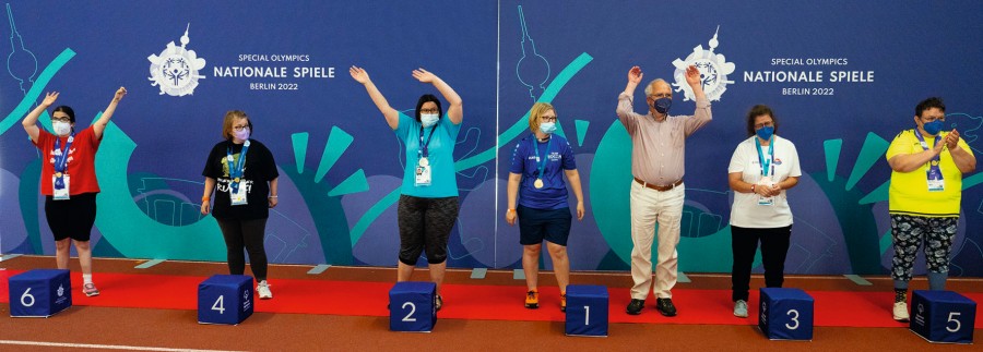 Siegerehrung Boccia im Sommer 2022 in Berlin: Unser Autor (3. v. rechts) jubelt mit. sod2022_oe_de_042022_7408196_siegerehrung_boca.jpg
