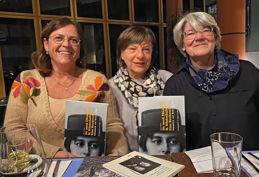 Freude über das neue Werk: Dr. med. Christine Hidas, Karin Görner
und Dagmar Priepke (von links). winterhalter_foto2.jpg