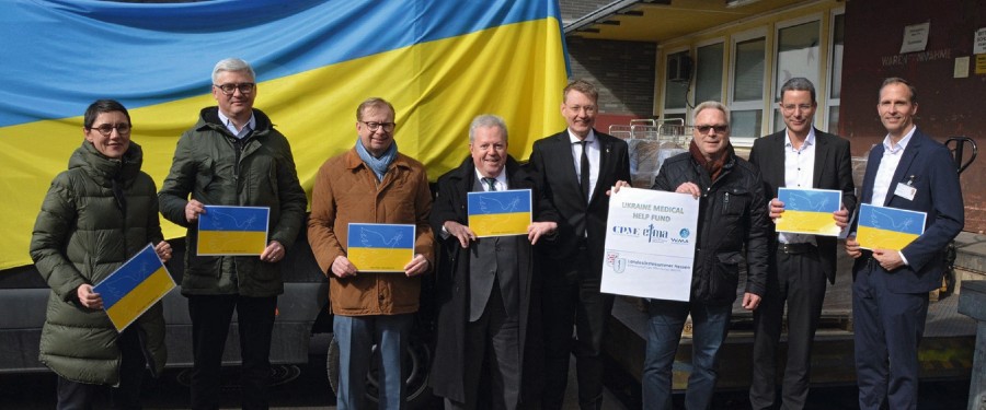 Übergabe vor der Apotheke des Universitätsklinikums Frankfurt: (von links) Katja Jörg (LÄKH), Eduard Susla (Repräsentant der Ukraine und Fahrer), Manuel Maier (LÄKH), Dr. Alexander Markovic (LÄKH), Prof. Dr. Jürgen Graf (Universitätsklinikum Fran hilfe_ukraine_f_asb_dsc_0044.jpg