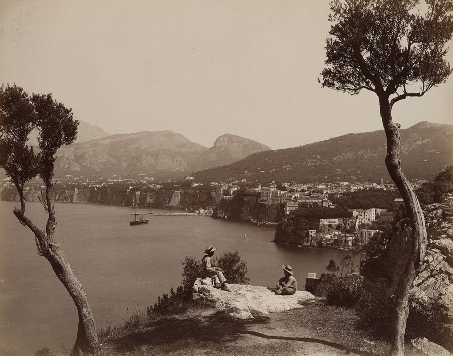 Giorgio Sommer (1834–1914): Golf von Neapel – Blick auf Sorrent, um 1880–1890. st_presse_sommer_sorrent_1880_1890.jpg