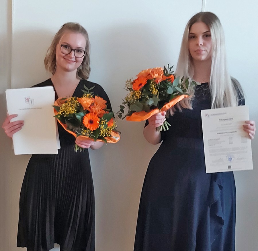 Start ins Berufsleben: Die Einserkandidatinnen Celina Weirich (l.) und Lisa-Marie Lindt. mfa_ehrung_weirich_und_lindt_f_sandina_gall.jpg