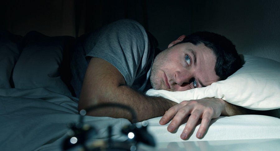 Symbolbild Schlaflosigkeit: Mann liegt mit offenen Augen im Bett adobestock_60409548.jpg