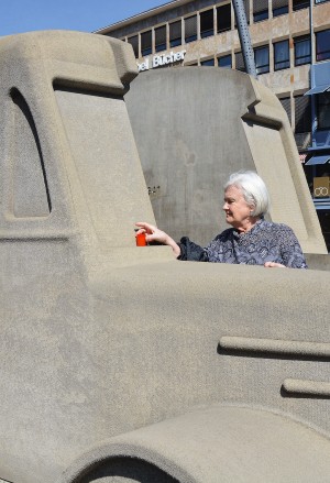 Das mobile Denkmal der Grauen Busse graue_busse_kerze_f_asbeck_1.jpg