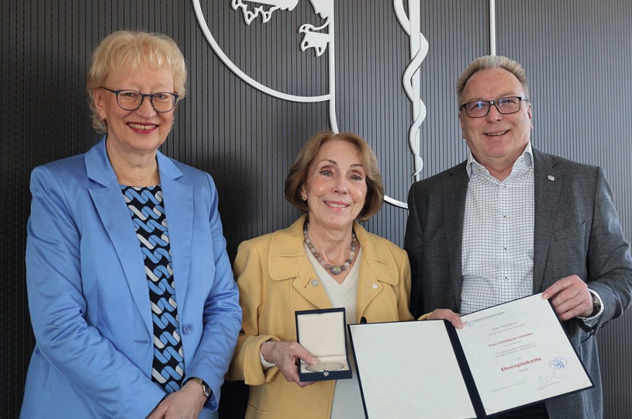 LÄKH-Vizepräsidentin Monika Buchalik (links) und LÄKH-Präsident Dr. med. Edgar Pinkowski überreichten Christiane Loizides (†) die Silberne Ehrenplakette am 1. März 2023. loizides_ehrenplakette_fd_manuel_maier.jpg