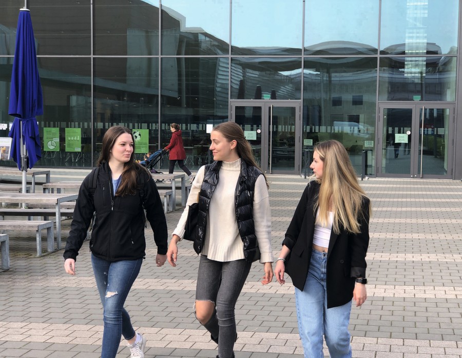 Die Medizinstudentinnen Anna, Julie und Luca Anne (von links) nachwuchs_neu_aaa_f_asb.jpg
