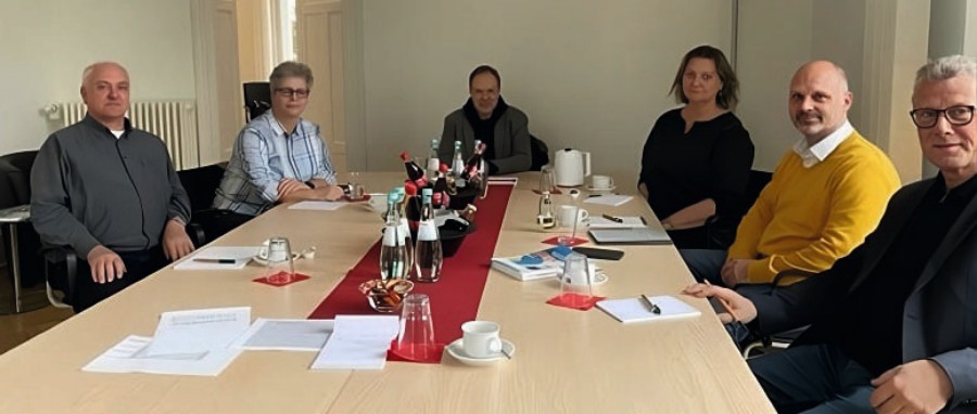 Teilnehmende am Runden Tisch zur MFA-Ausbildung runder_tisch_foto.jpg