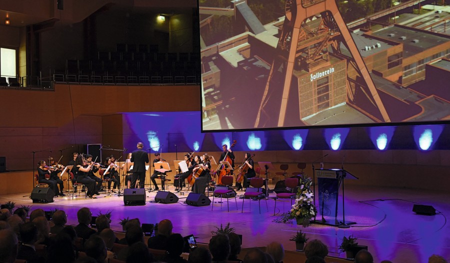 In der Essener Philharmonie interpretierte das Kammerorchester das Lied „Glück auf, der Steiger kommt“ für die Eröffnungsfeier neu. bericht_daet_eroeffnung_f_juergen_gebhardt.jpg