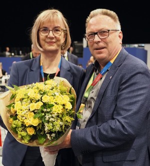 LÄKH-Präsident Dr. Edgar Pinkowski gratuliert Dr. Susanne Johna zur Vizepräsidentschaft. bericht_daet_pinkowski_johna_f_maier.jpg