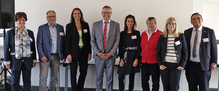 Vertreterinnen und Vertreter des Bündnisses Heilen & Helfen im Gespräch mit Landespolitikern wiesbaden_retusche.jpg