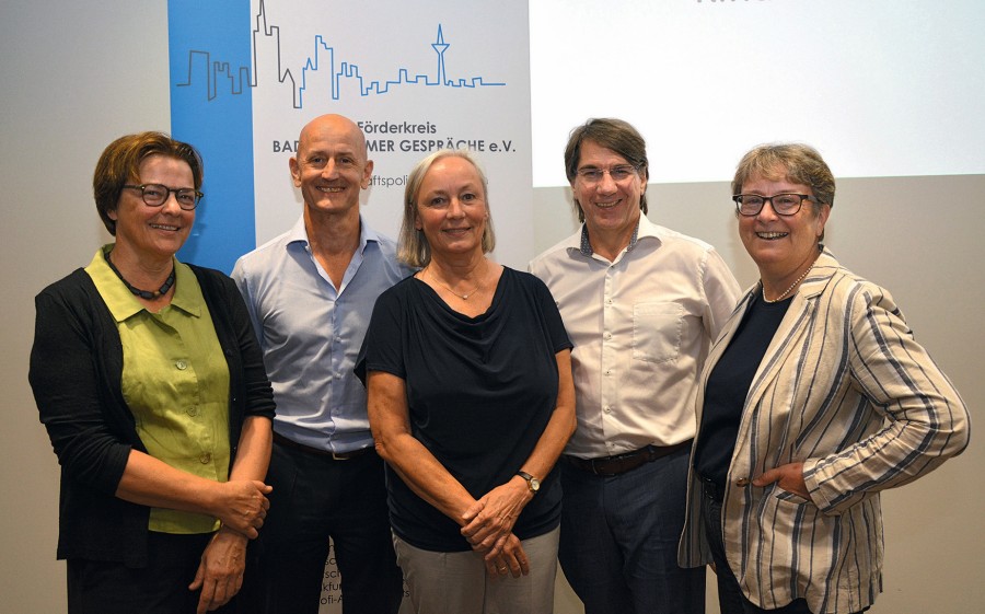 Die Referenten beim Bad Nauheimer Gespräch (von links): Barbara Mühlfeld, Dr. Axel Koch, Moderatorin
Prof. Dr. Ursel Heudorf, Prof. Dr. med. Johannes Pantel, Hannelore Rexroth.
dsc_0160.jpg