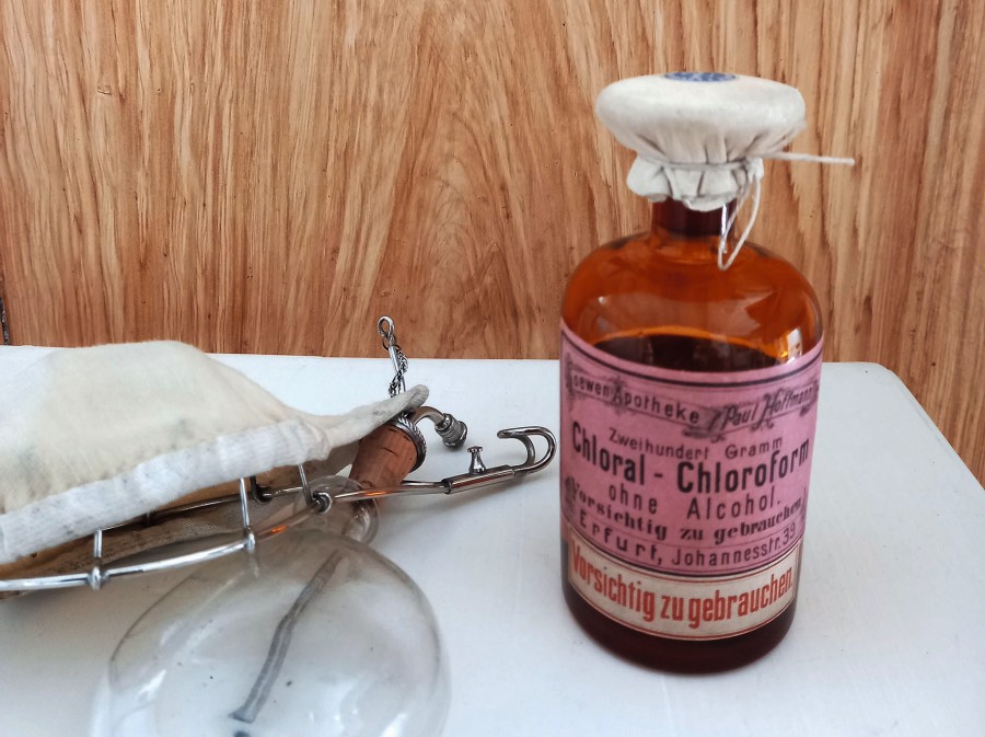 Notfallset aus dem Jahre 1848 marsch_chloroform.jpg