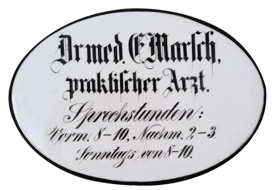 Das Originalpraxisschild des Großvaters, Sanitätsrat Dr. med. Emil Marsch. marsch_schild.jpg