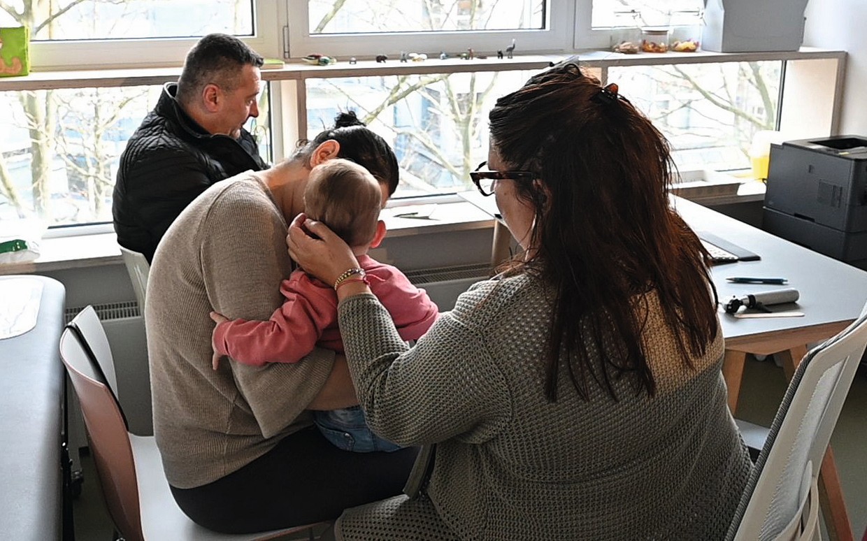Untersuchung auf Mamas Arm: Nicht nur in Offenbach ist der Bedarf an
kinderärztlichen Praxen groß.