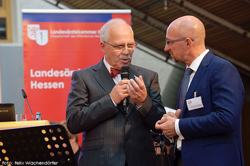 Foto von der Begrüßung mit Dr. med. Gottfried von Knoblauch zu Hatzbach, Präsident der Landesärztekammer Hessen, und Moderator Wolfgang van den Bergh, Chefredakteur der Ärzte Zeitung