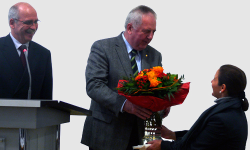 Ehrung von Dr. Möhrle Foto von Dr. med. Gottfried von Knoblauch zu Hatzbach (Präsident der LÄKH), Dr. med. Alfred Möhrle (Ehrenpräsident der LÄKH), Jacqueline Nettke-Wagner (Sekretärin des Präsidenten)