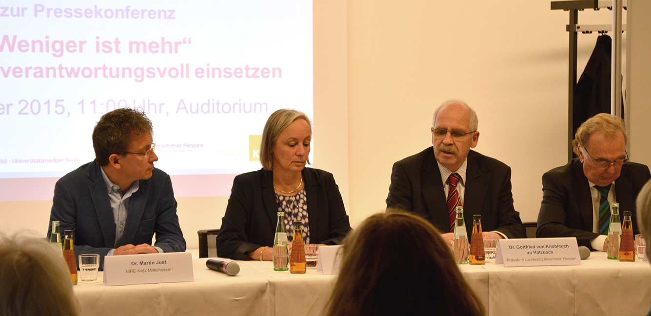 Pressekonferenz Foto vom Podium: Dr. Martin Rust, MRE-Netz-Mittelhessen, Prof. Dr. Ursel Heudorf, stv. Leiterin des Gesundheitsamts Frankfurt am Main, MRE-Netz-Rhein-Main, Dr. Gottfried von Knoblauch zu Hatzbach, Präsident der Landesärztekammer Hessen, Dr. Wolfgang LangHeinrich, Kassenärztliche Vereinigung Hessen
