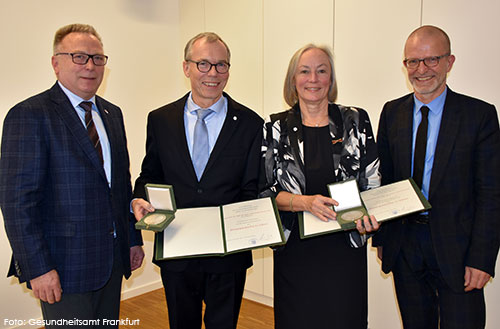 Ehrenplakette in Silber für Prof. Dr. Dr. Gottschalk und Prof. Dr. Heudorf Foto von Dr. Pinkowski, Prof. Dr. Dr. René Gottschalk, Prof. Dr. Ursel Heudorf und Stefan Majer