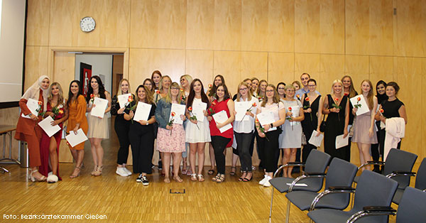 Die Absolventen/-innen Gruppenfoto von den Absolventen/-innen