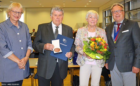 Überreichung der Ehrenplakette an Dr. Merseburg Foto von Monika Buchalik, Vizepräsidentin der Landesärztekammer Hessen (LÄKH); Dr. med. Wolfgang Merseburg mit Gattin; Dr. med. Edgar Pinkowski, Präsident der LÄKH
