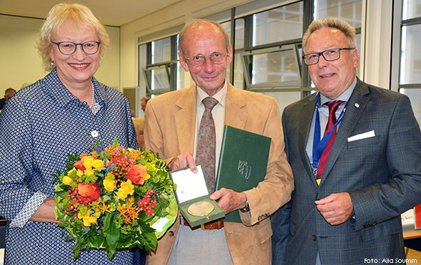 Überreichung der Ehrenplakette in Silber an Dr. Wirth Foto von Monika Buchalik, Vizepräsidentin der Landesärztekammer Hessen (LÄKH); Dr. med. Harald Wirth; Dr. med. Edgar Pinkowski, Präsident der LÄKH