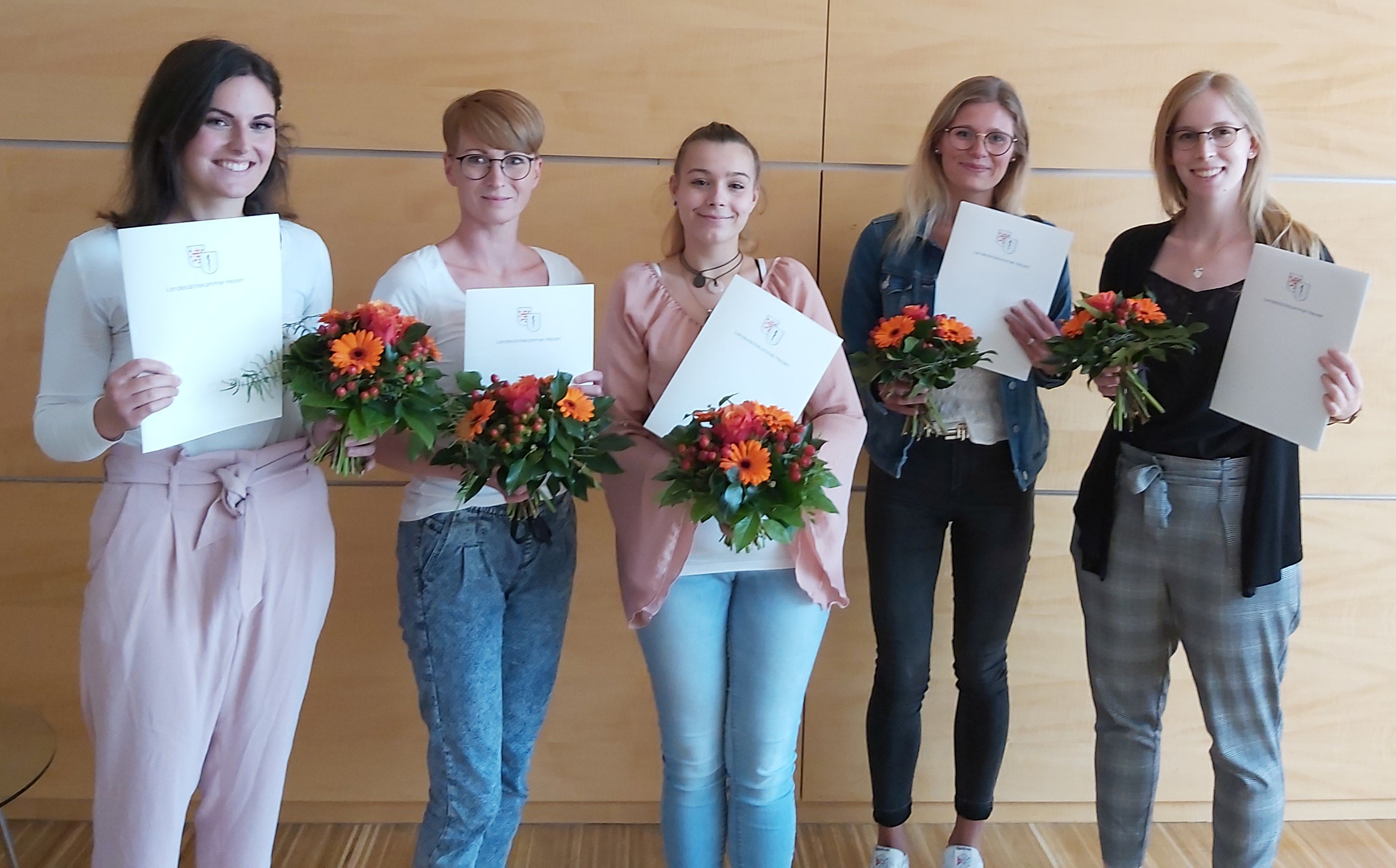 Von den elf Absolventinnen, die im Praktischen Teil die Note "sehr gut" erzielt hatten, nahmen fünf an der Absolventenfeier teil. 2021_08_30_MFA_Absolventinnen_Giessen.jpg