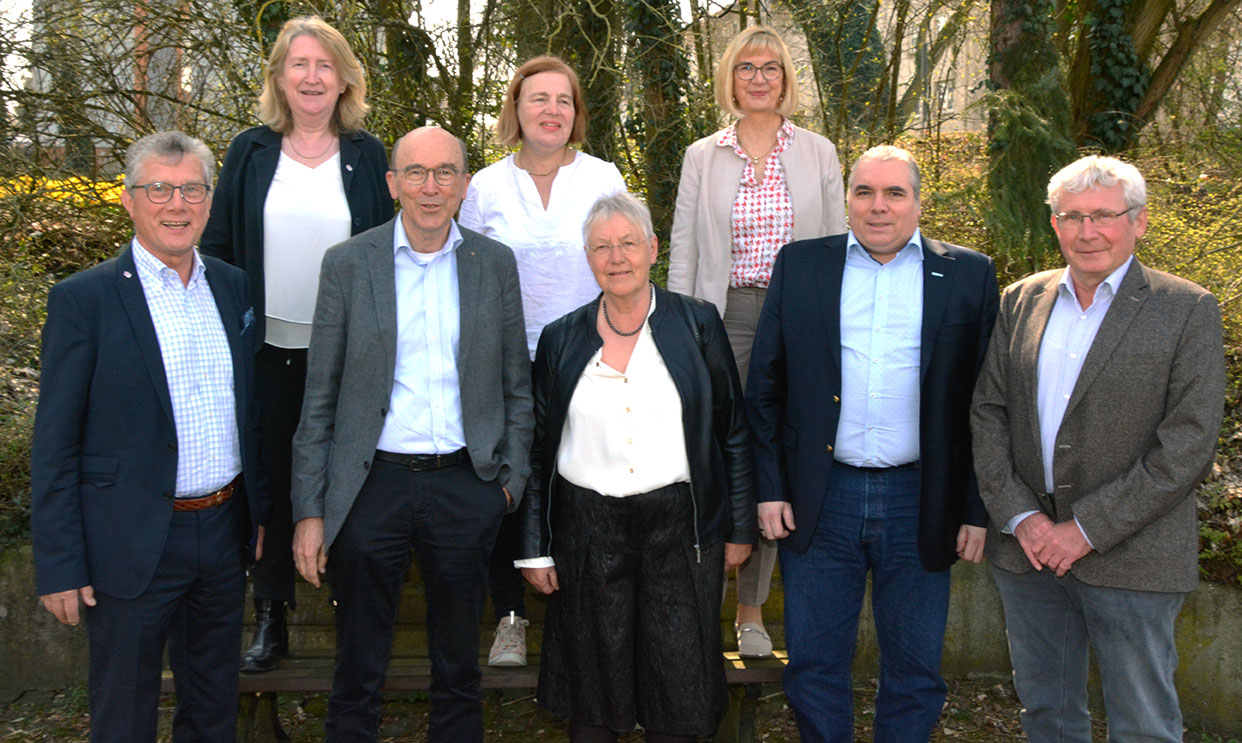Dr. med. Michael Weidenfeld, Dr. med. Adelheid Rauch, Dr. med. H. Christian Piper, Dr. med. Heike Raestrup sowie der neuen LÄKH-Ehrenpräsidentin Dr. med. Ursula Stüwe, Dr. med. Susanne Johna, Dirk Paulukat, Dr. med. Christof Stork 2022_03_29_PM_Spende_fuer_Ukrainehilfe.jpg