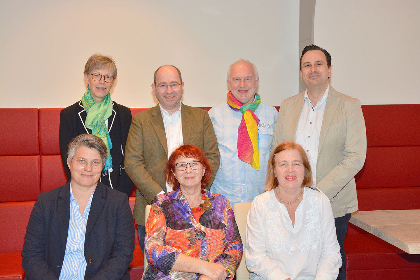 v. l. n. r., hintere Reihe: Dr. med. Susan Trittmacher, Dr. med. Titus Freiherr Schenck zu Schweinsberg, Dr. med. Detlev Steininger, Dr. med. Tobias Gehrke, vordere Reihe: Dr. med. Silke Engelbrecht, Dr. med. Brigitte Ende, Dr. med. Heike Raestrup PM_2022_03_31_Vorstand_Versorgungswerk.jpg