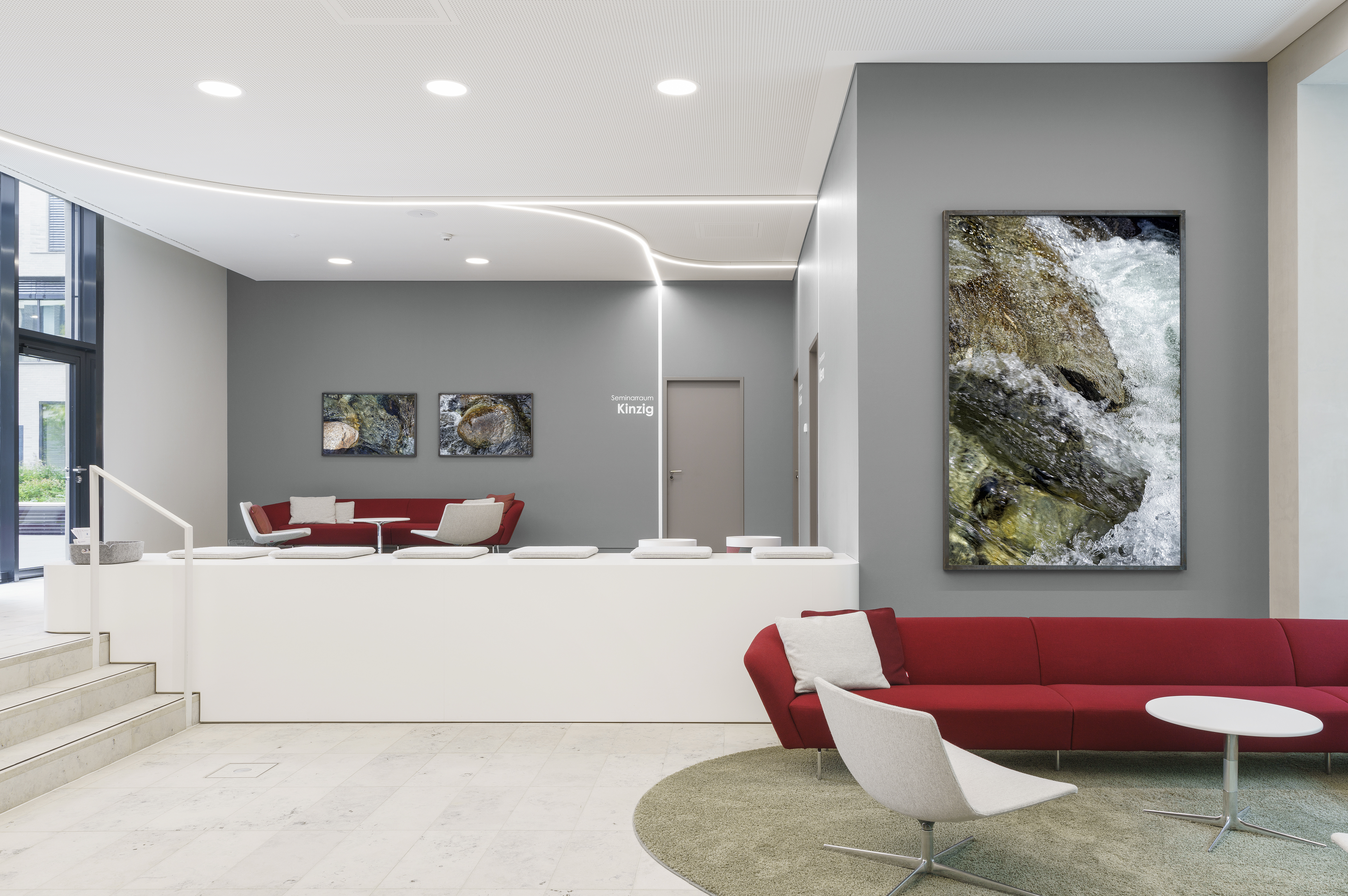 Foto vom Foyer mit den Bildern von Tamara Grcic Kunst_und_Bau.jpg